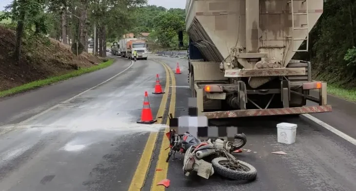 Motociclista morre em acidente com caminhão na BR-470