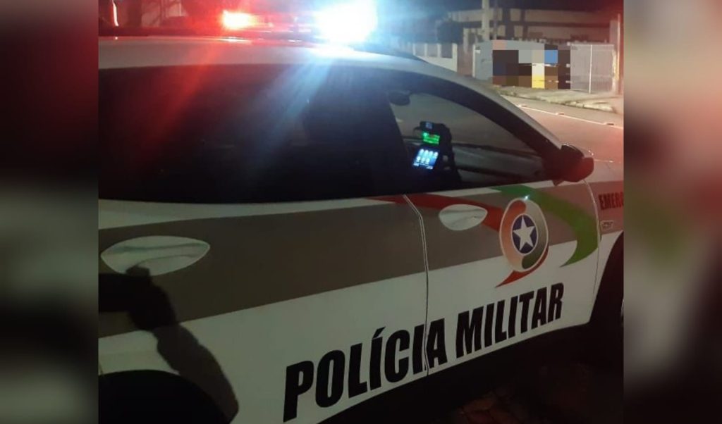 Cliente de bar é baleado durante assalto em Itajaí