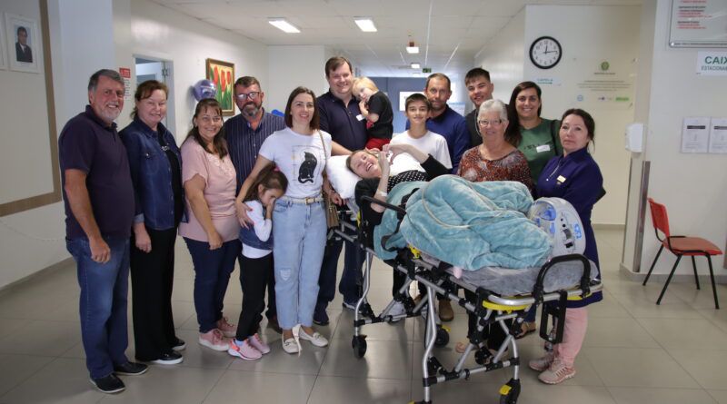 Após 64 dias internada, prefeita de Trombudo Central recebe alta