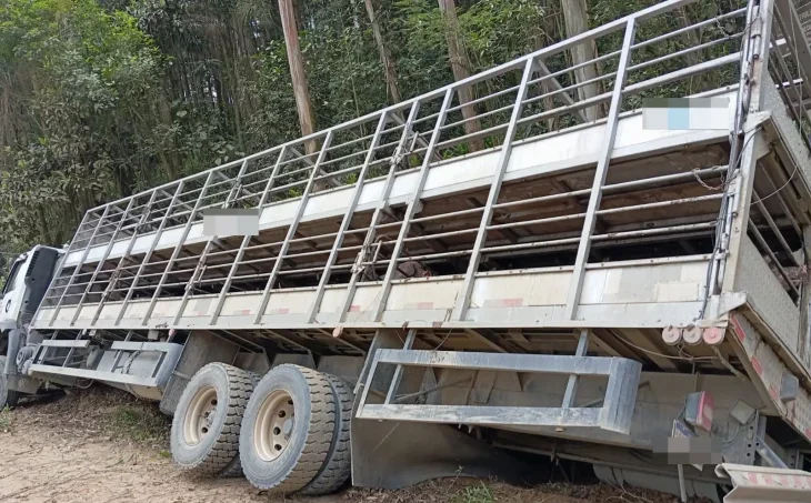 Motorista fica ferido após caminhão sair da pista no Alto Vale