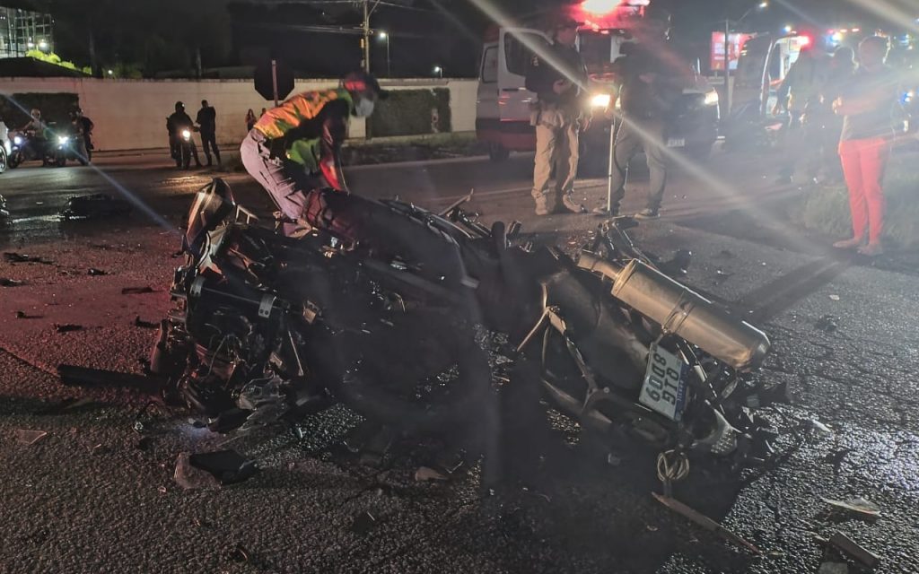 Casal morre em acidente com caminhão e motos em Palhoça