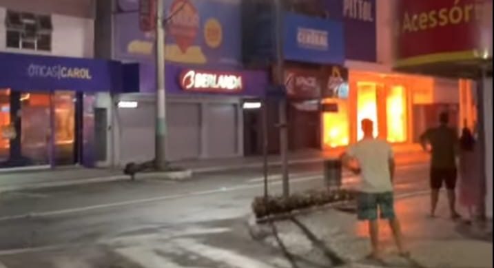 Incêndio de grandes proporções destrói loja Pittol em Brusque
