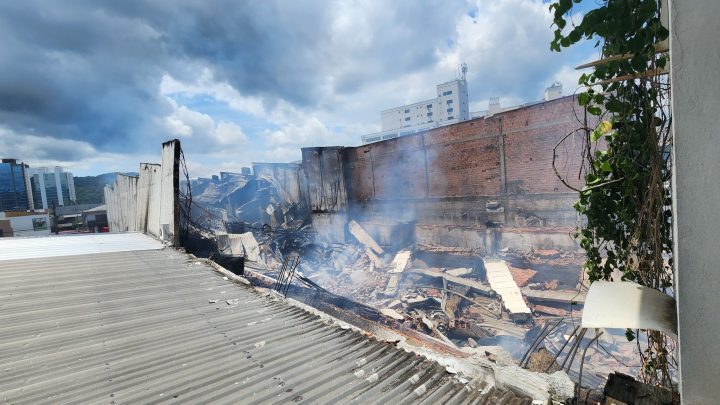 Três outras lojas ficam interditadas após incêndio na Pittol Calçados