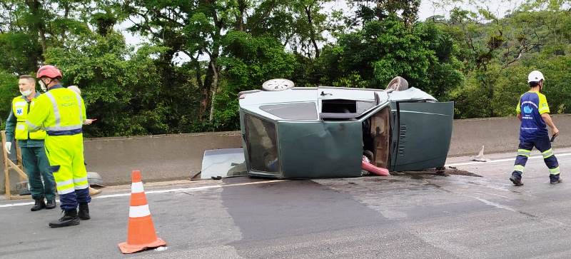 Carro capota na BR-101, fica de rodas para cima e motorista sai ileso