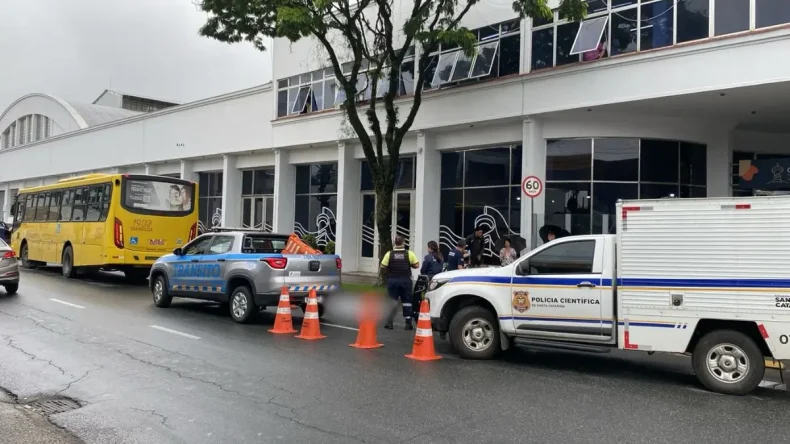 Idosa morre atropelada por ônibus em Joinville