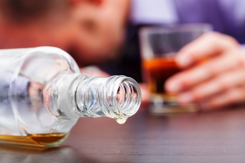 Especialistas revelam qual a idade ideal para parar de beber; confira