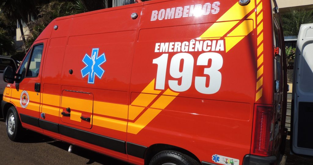 Jovem de 22 anos morre após colidir moto contra caminhão e ficar presa no rodado