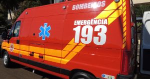 Jovem de 22 anos morre após colidir moto contra caminhão e ficar presa no rodado