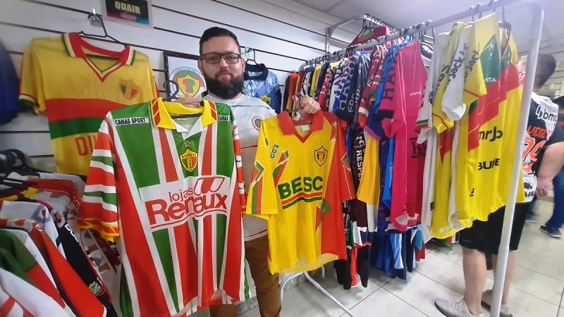Colecionadores de camisas de futebol expõem seus acervos em São José