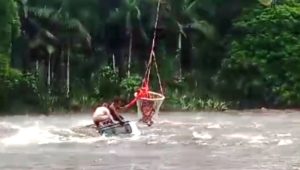 Vídeo: carro é levado por enxurrada em rio; confira resgate heroico