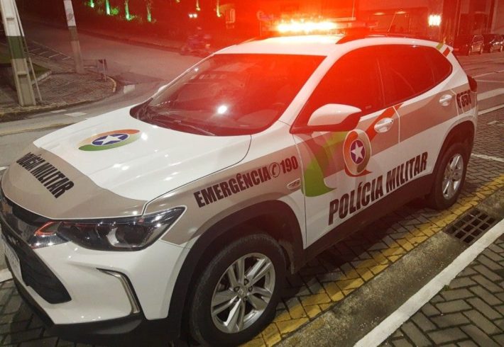 Dupla tenta fugir de traficantes, mas acaba presa em Brusque
