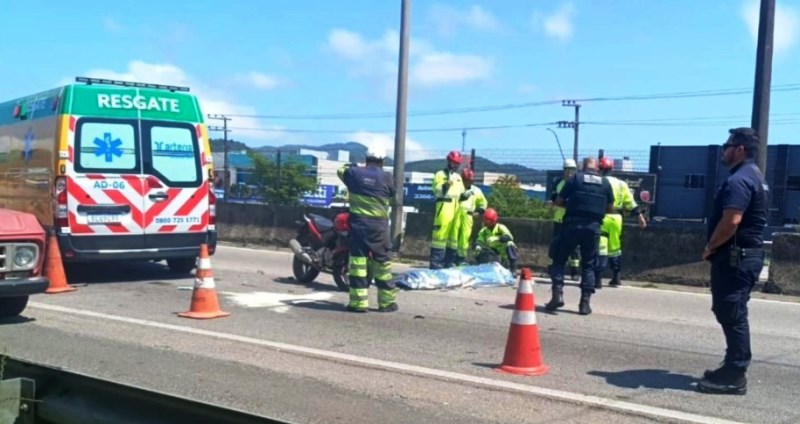 Acidente na BR-101 provoca morte de motociclista que colidiu em caminhão