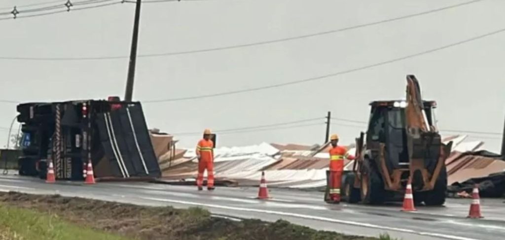 Acidente com carreta bloqueia BR-101 em Biguaçu