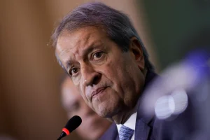 Dino bloqueia R$ 119 milhões de Valdemar
