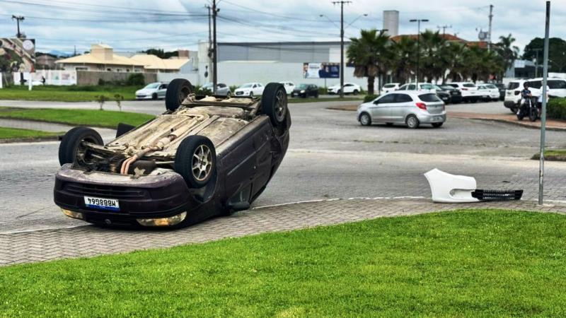Acidente na Grande Florianópolis deixa Palio com as rodas para cima