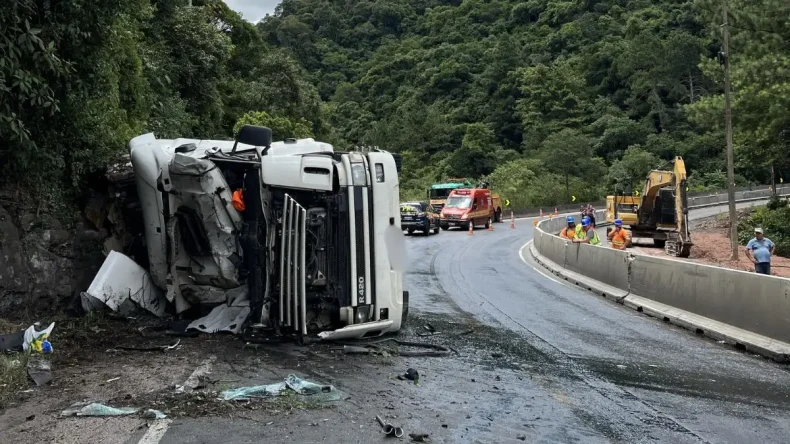 Caminhão tomba na BR-116 e interdita trecho no Planalto Norte de SC