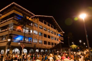 Hoje tem Cantata de Natal nas janelas da Prefeitura de Blumenau