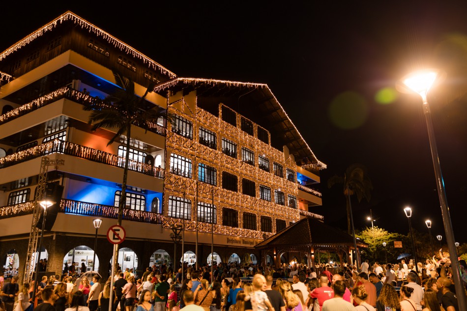 Hoje tem Cantata de Natal nas janelas da Prefeitura de Blumenau