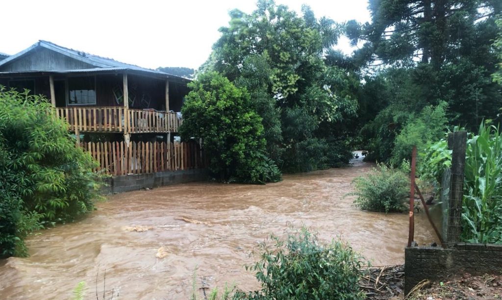 Chuvas afetam 24 cidades de SC; confira previsão para segunda-feira
