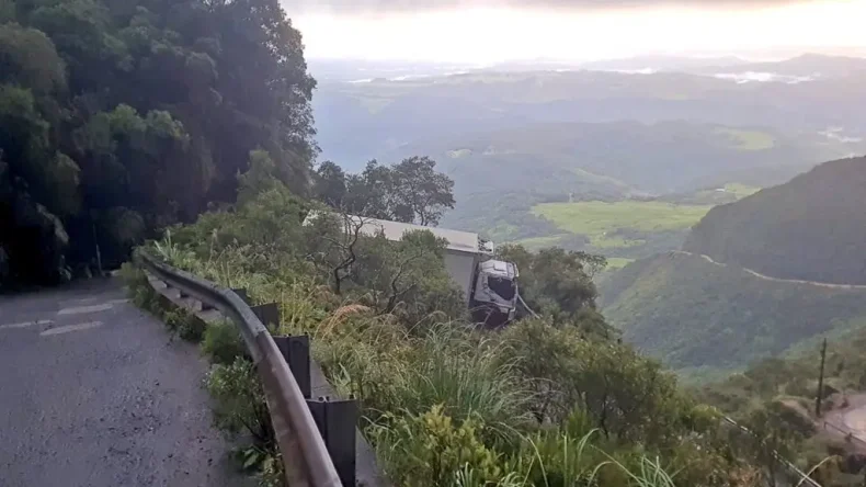 Motorista abandona caminhão na Serra do Corvo Branco e tranca rodovia