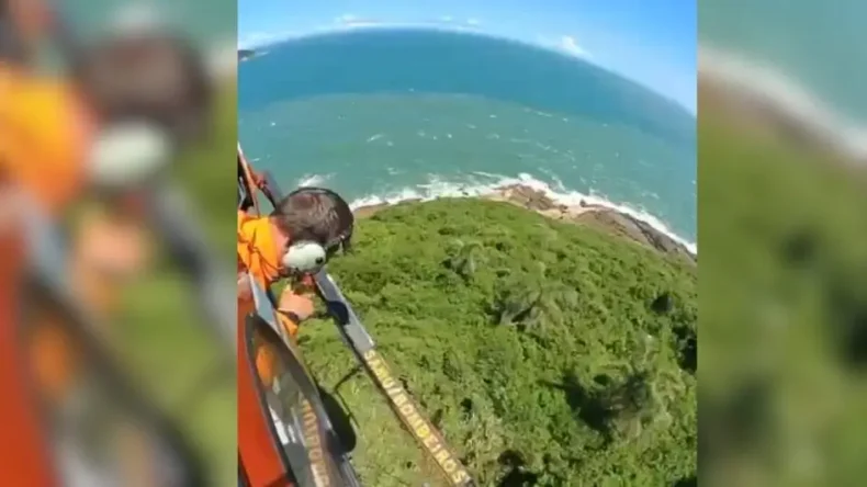 Vídeo: corpo encontrado na praia de Naufragados, na Capital, é resgatado