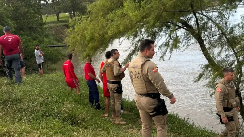 Jovem é levado pela correnteza e desaparece no Rio Tijucas