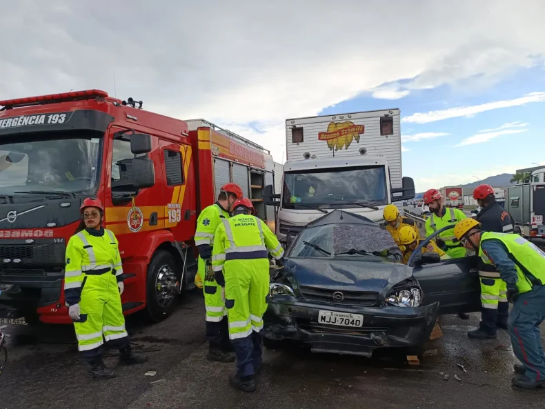 Vídeo: engavetamento na BR-101, em Itajaí, deixa vítima ferida