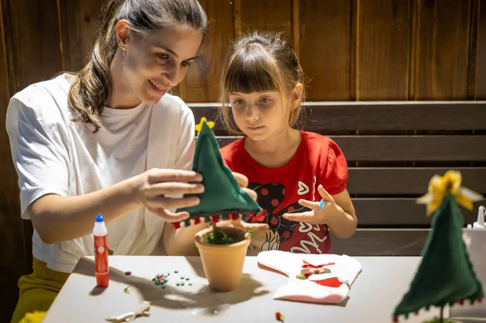 Conheça as oficinas de artesanato e pintura de bolachas do Natal em Blumenau