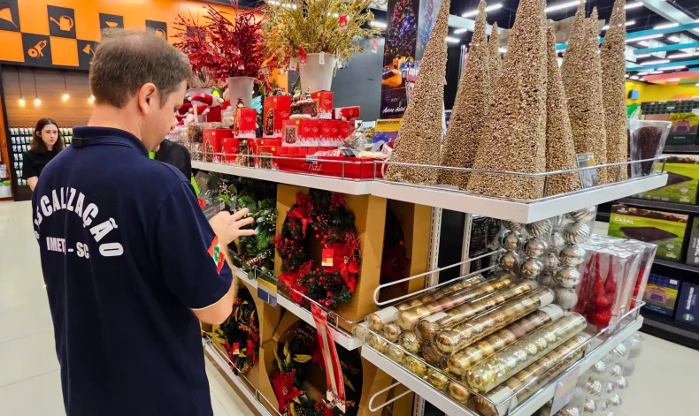 Natal Seguro: fiscais encontram 2 mil produtos com irregularidades em SC