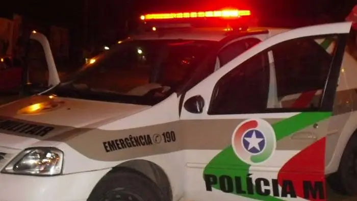 Homem é morto a facadas após discussão em casa noturna de SC