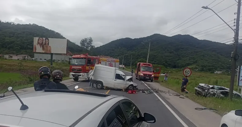 Vídeo: acidente entre dois veículos interdita Rodovia Ivo Silveira