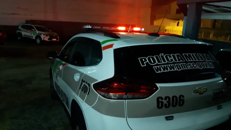 Polícia prende mãe denunciada pela filha por abandono de incapaz