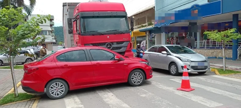 Vídeo: imagem mostra acidente entre carreta e carro no Alto Vale