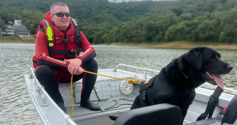Bombeiros usam cão nas buscas pelo homem que caiu de moto aquática