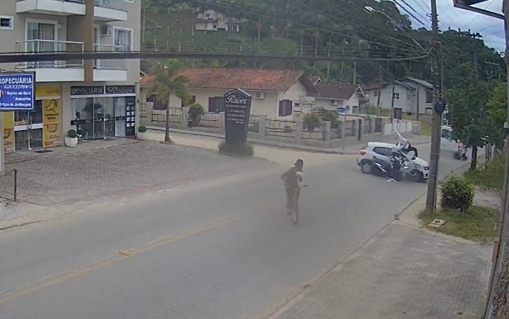 Vídeo: motociclista fica ferido após acidente em Brusque