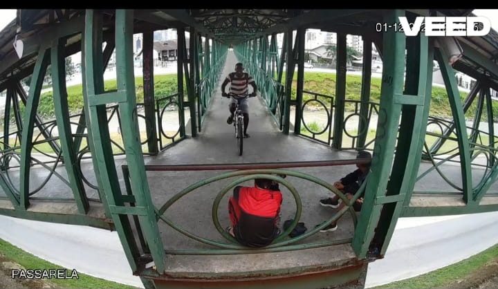 Vídeo: polícia prende suspeito que jogou homem de passarela em Brusque