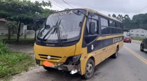 Motorista invade pista contrária e bate com ônibus escolar