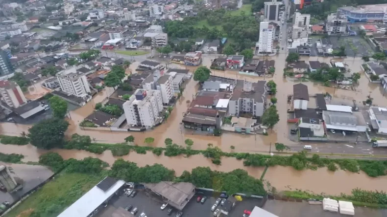 Chuvas intensas geram alerta no estado de Santa Catarina