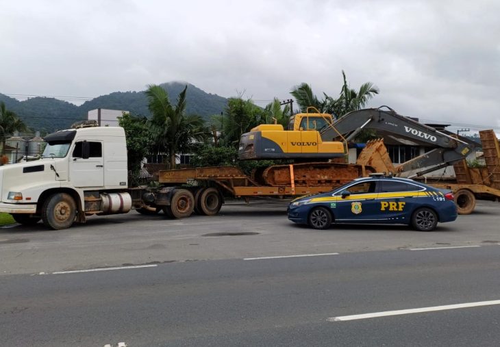 Perigo: condutor transporta escavadeira solta em carreta na BR-280