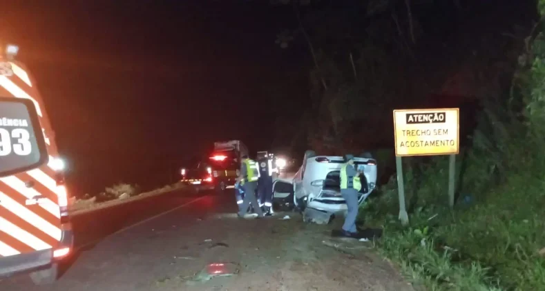 Motorista de 29 anos morre ao capotar carro na BR-470