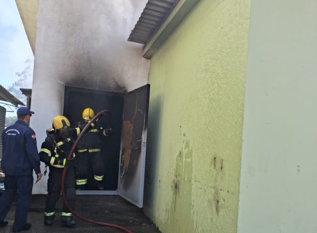 Incêndio atinge tinturaria industrial em Brusque