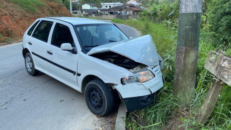 Carro colide em poste em Brusque