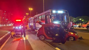 Acidente entre ônibus e carro deixa 3 feridos na Beira-Mar Norte
