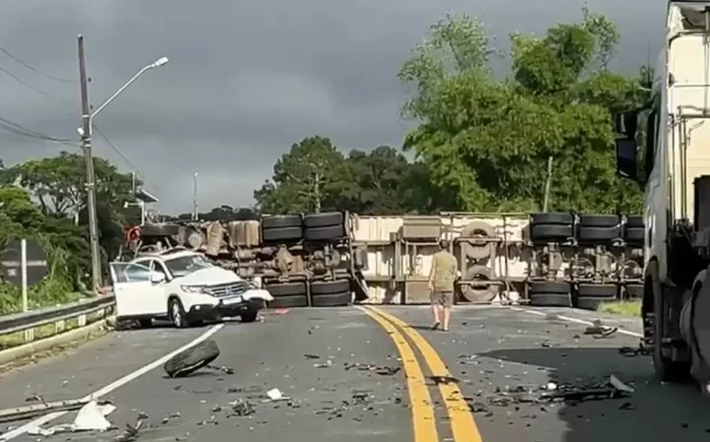 Vale: acidente com caminhão bloqueia trânsito na BR-470