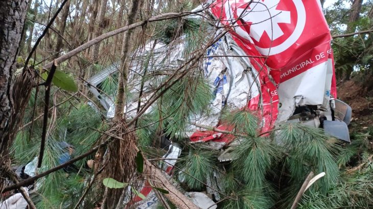 Ambulância de Lages fica destruída em acidente e uma pessoa morre