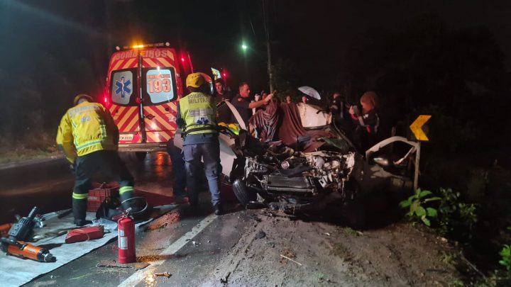 Acidente deixa mulher ferida e presa às ferragens na SC-407