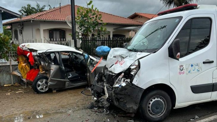 Homem fica ferido em acidente com ambulância de Ilhota