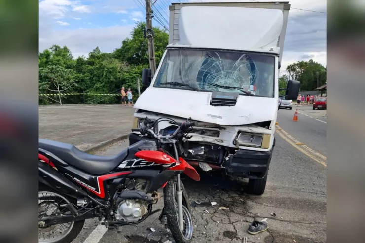 Motociclista morre em colisão frontal em Indaial