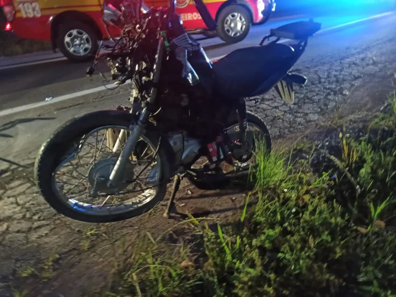 Motociclista morre ao bater de frente com carreta na BR-470