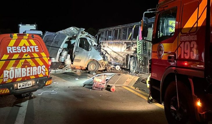 Acidente entre van e ônibus de banda deixa uma pessoa morta em SC